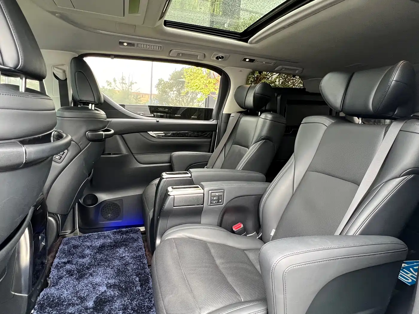 Toyota Vellfire 2020 Twin Engine 2.5L HV Premium Edition фото 3