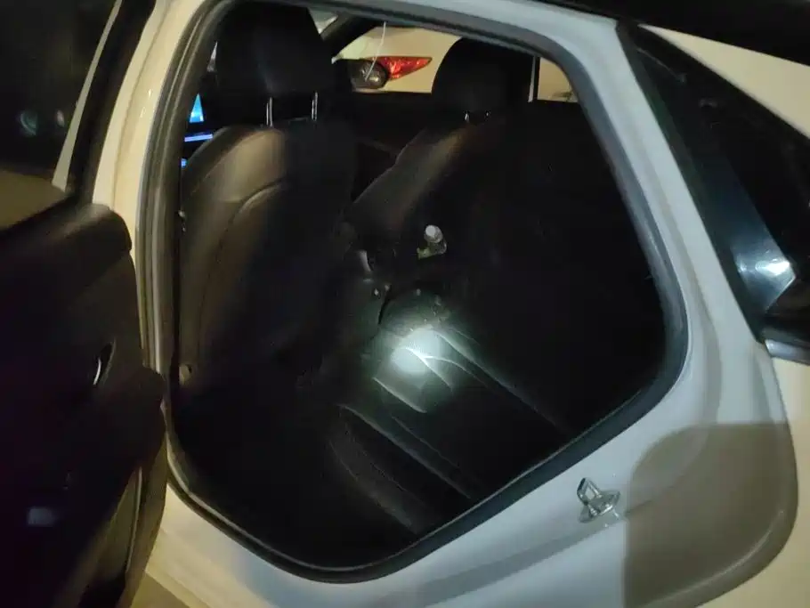 Photo 11 - Hyundai Elantra