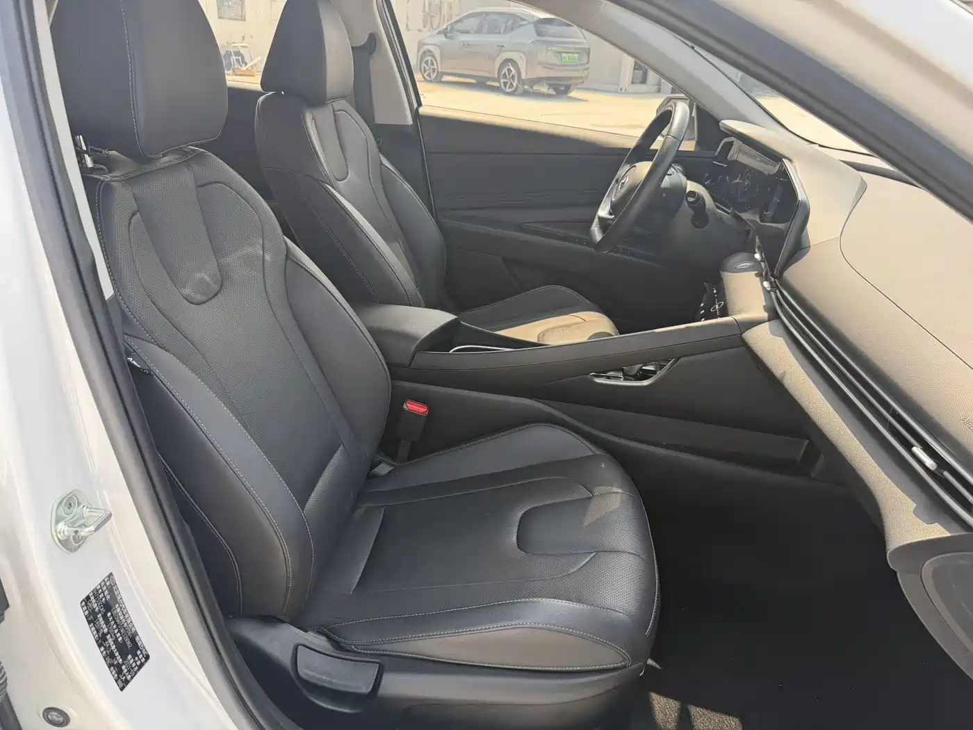 Hyundai Elantra 2021 1.5L CVT LUX Premium Edition фото 8