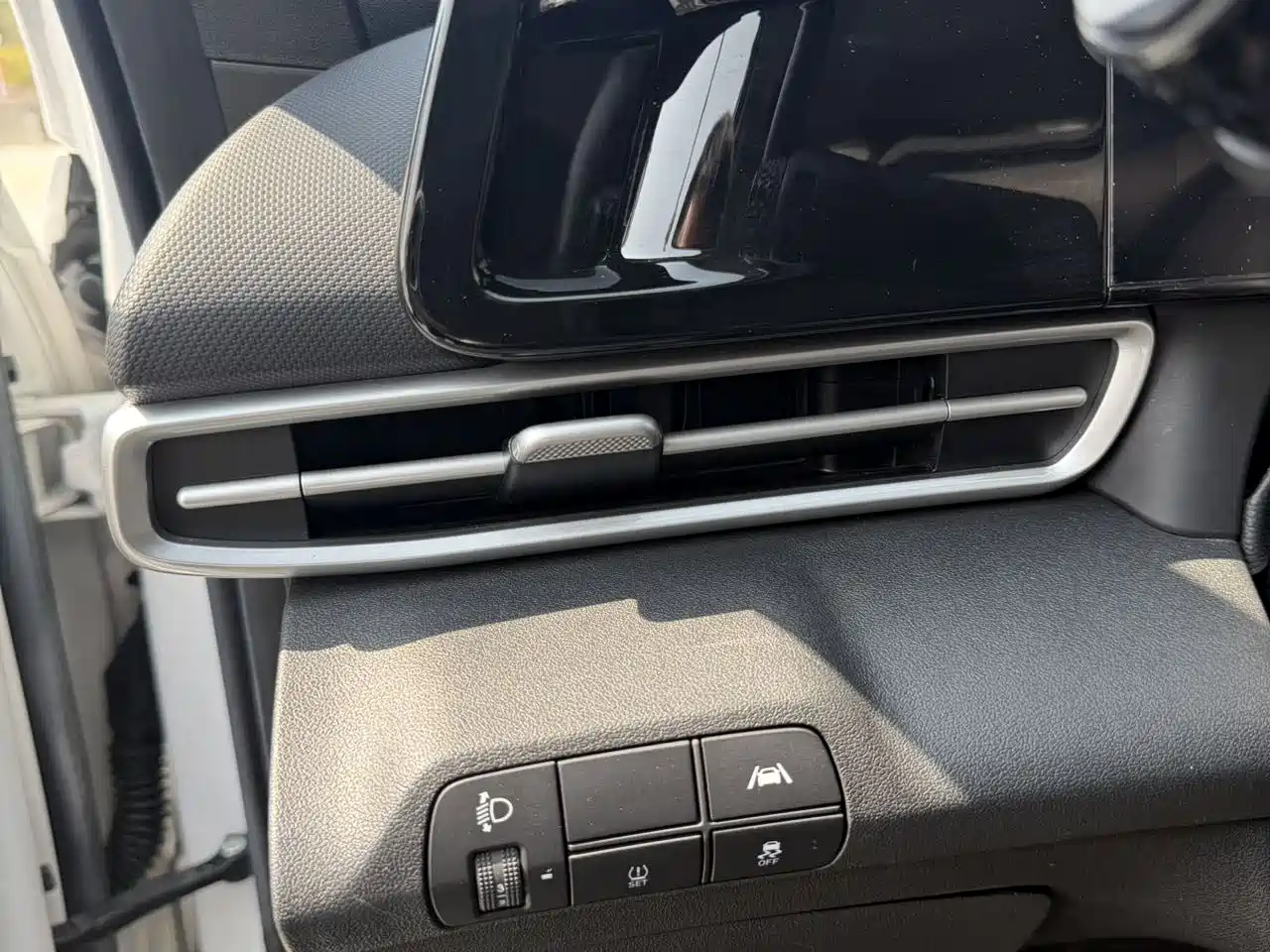 Hyundai Elantra 2021 1.5L CVT LUX Premium Edition фото 13