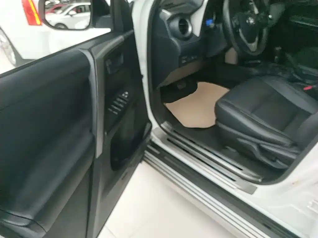 Toyota RAV4 Rongfang 2016 2.0L CVT 2WD Trend (China V) фото 16