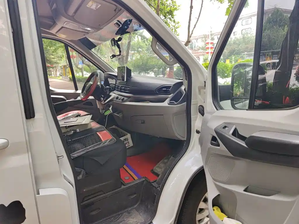 SAIC Maxus Xintu V90 2021 2020 2.0T AMT YunJie Edition FWD Single Rear Tire Short Wheelbase Medium Roof 6-seater