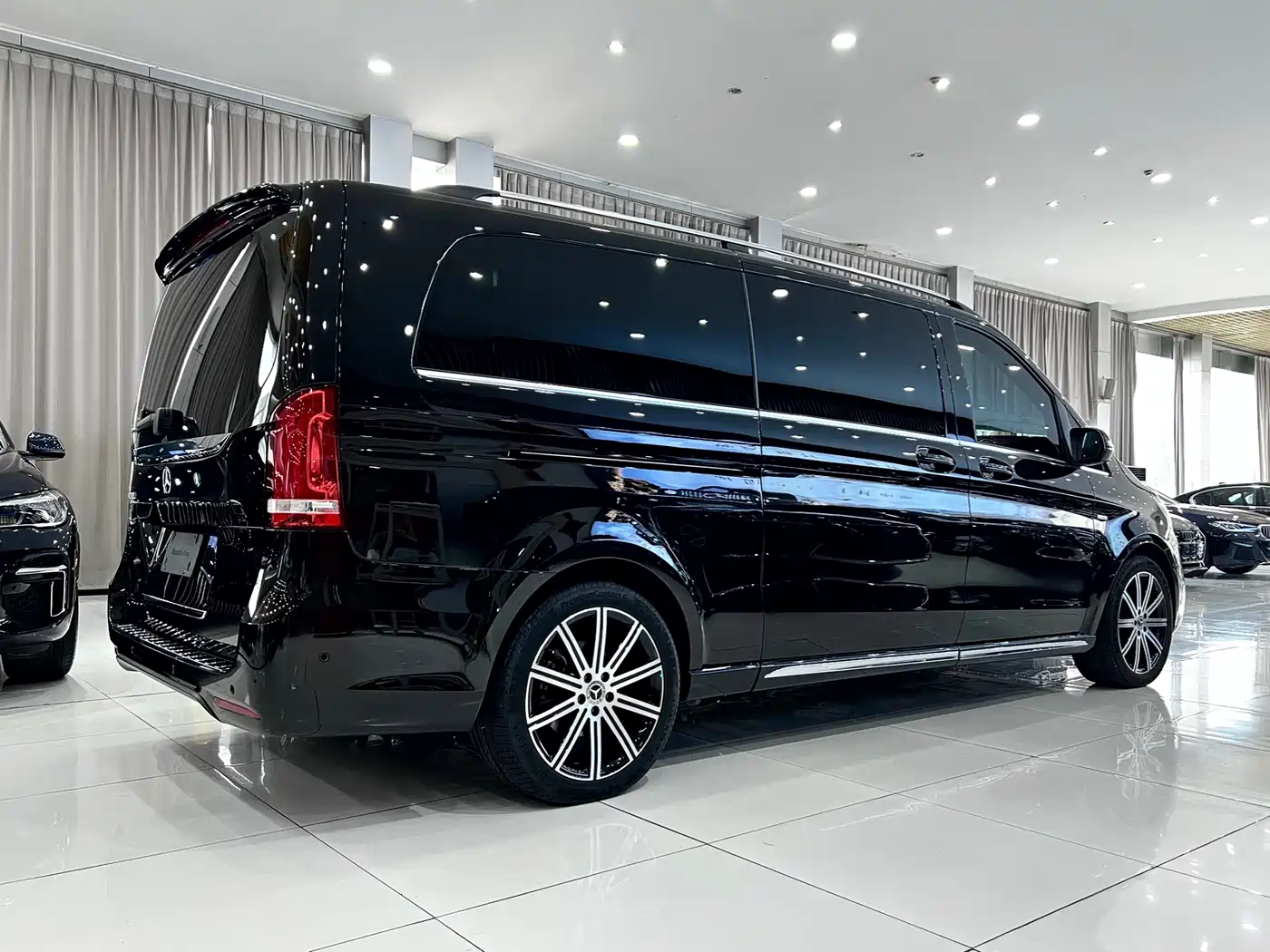 Mercedes-Benz V-Class 2022 V 260 L Long Wheelbase Luxury Edition фото 4