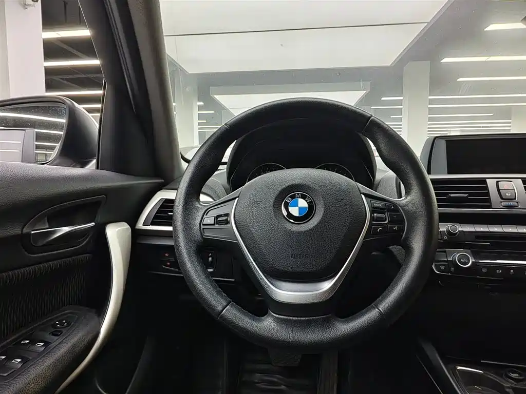 BMW 1 Series (Import) 2015 120i Leading фото 8