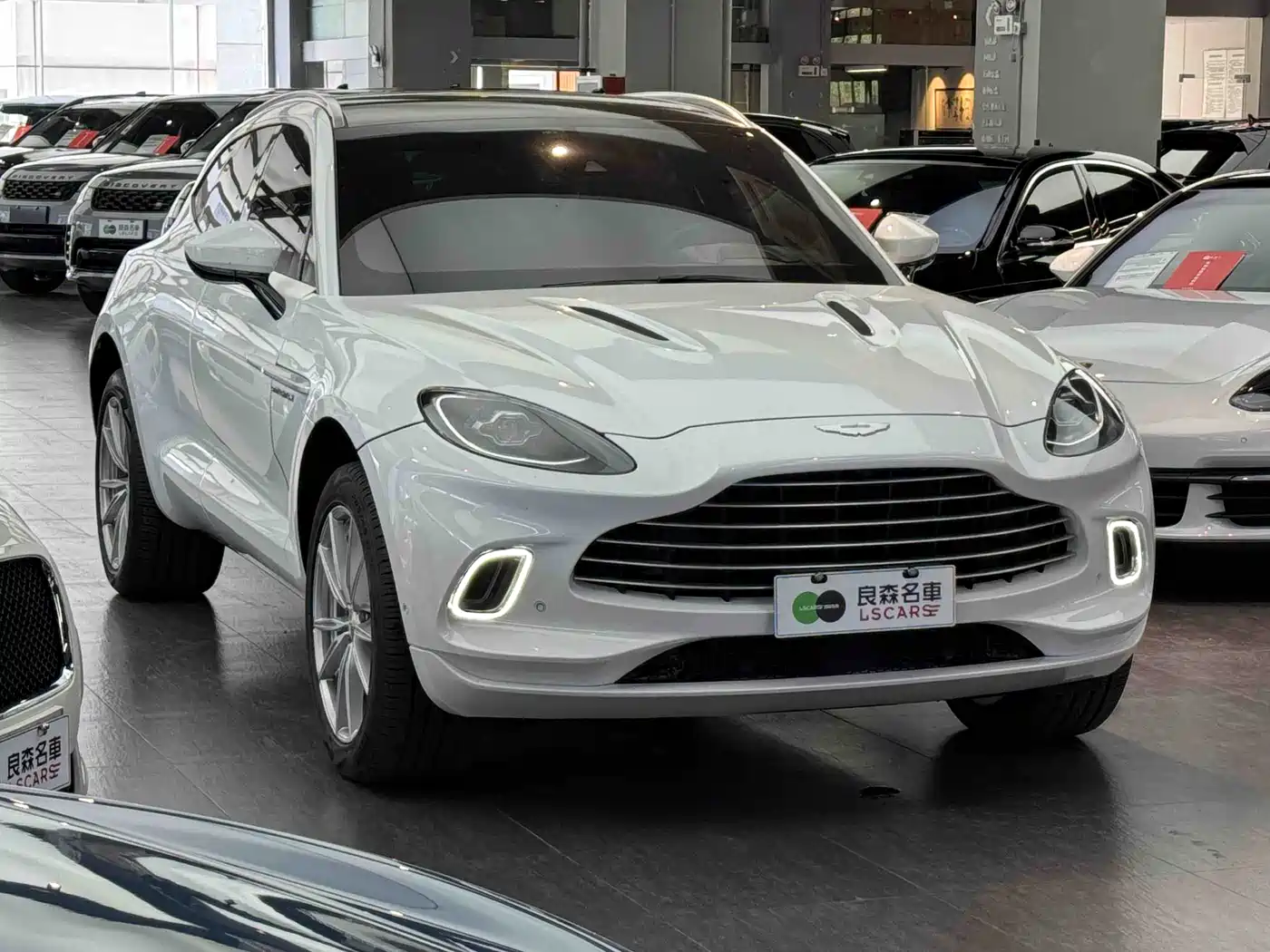 ASTON MARTIN DBX