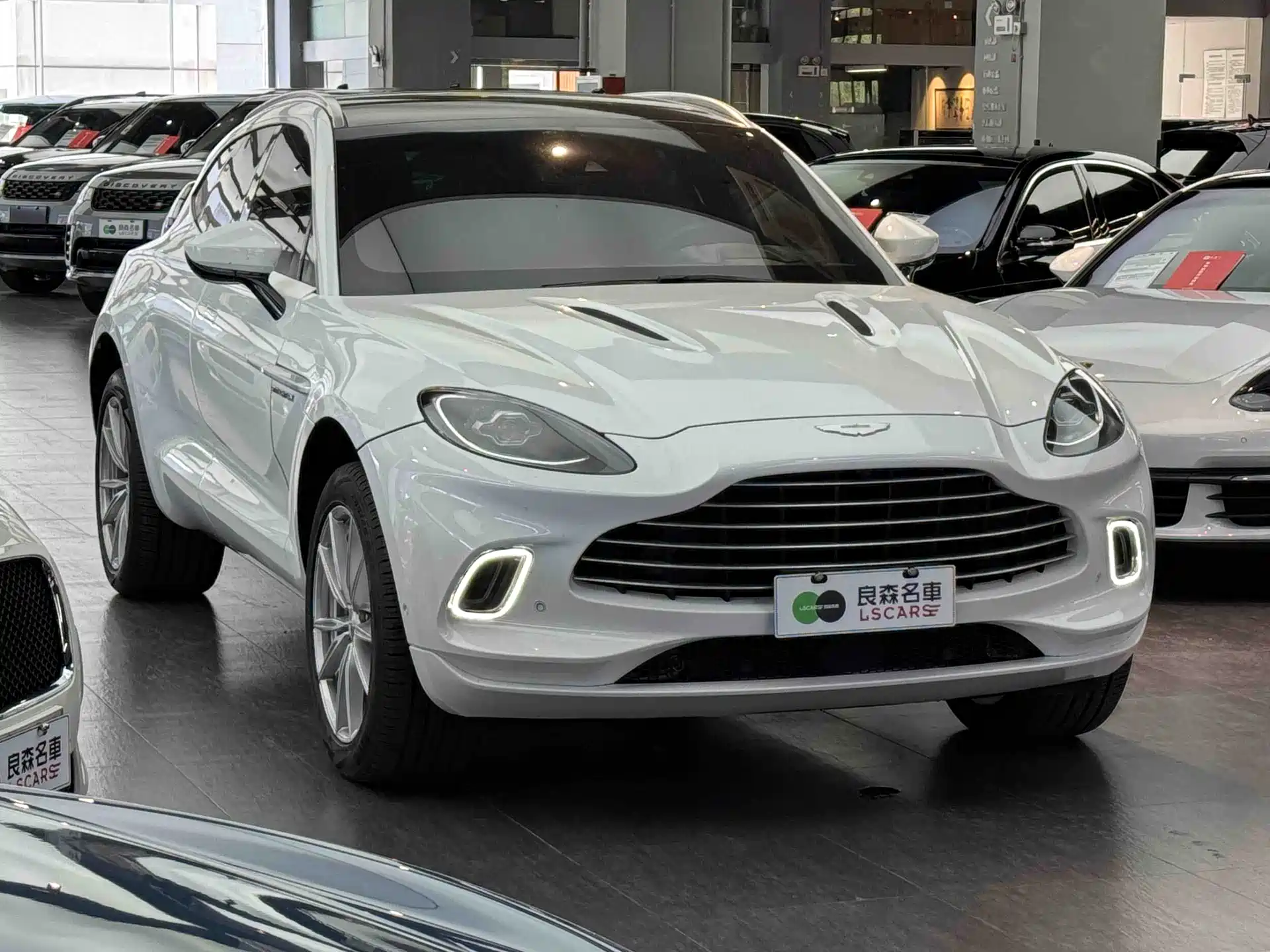 Фото 3 - Aston Martin DBX