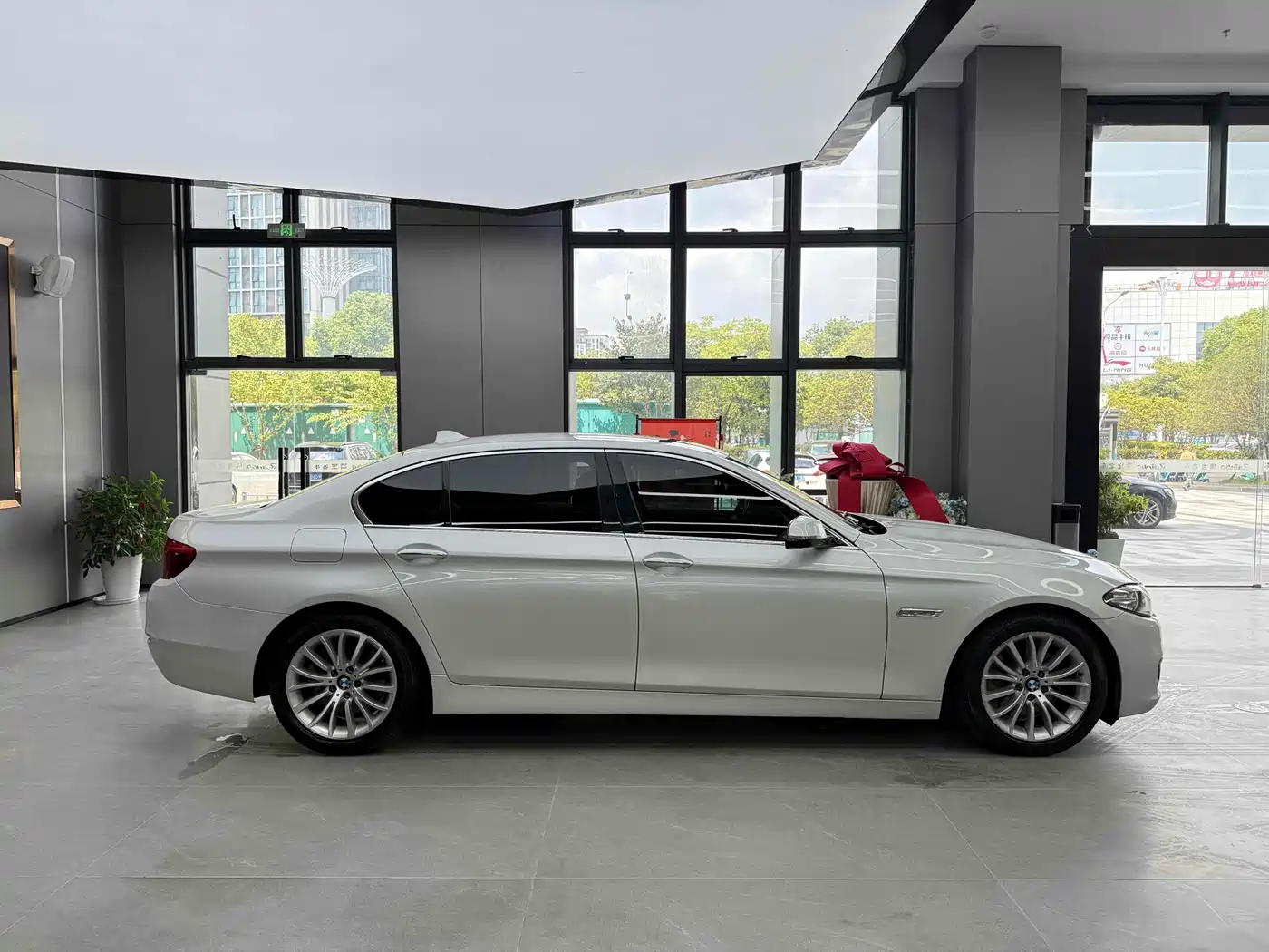 BMW 5 Series 2014 525Li Luxury Design Package фото 6