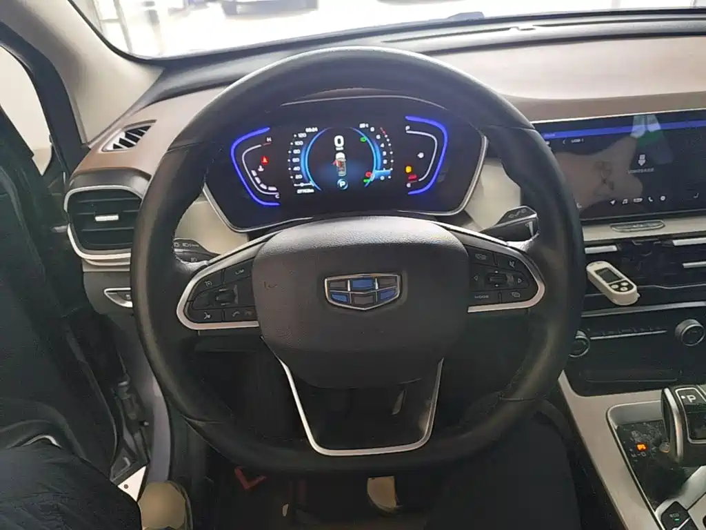Фото 11 - Geely Coolray