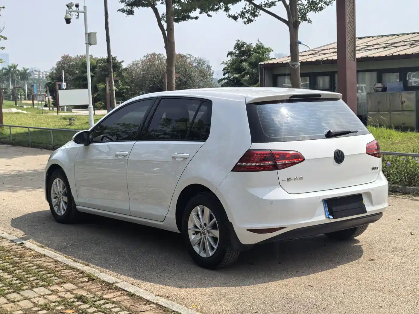 Photo 6 - Volkswagen Golf
