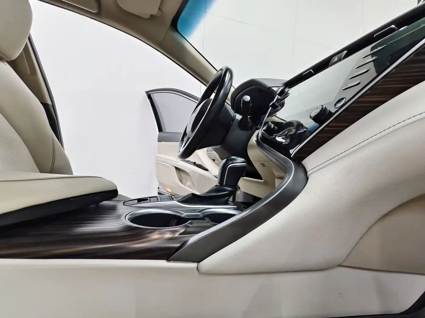 Toyota Camry 2018 2.5G Luxury Edition фото 15