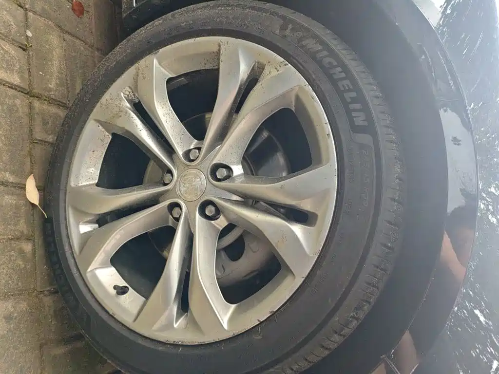 Photo 8 - Buick LaCrosse