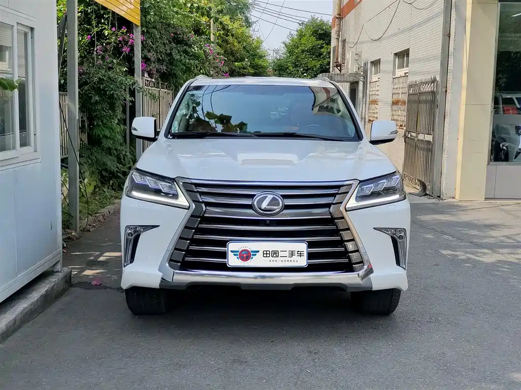 Lexus LX 2016 570 Dynamic Luxury Edition фото 2