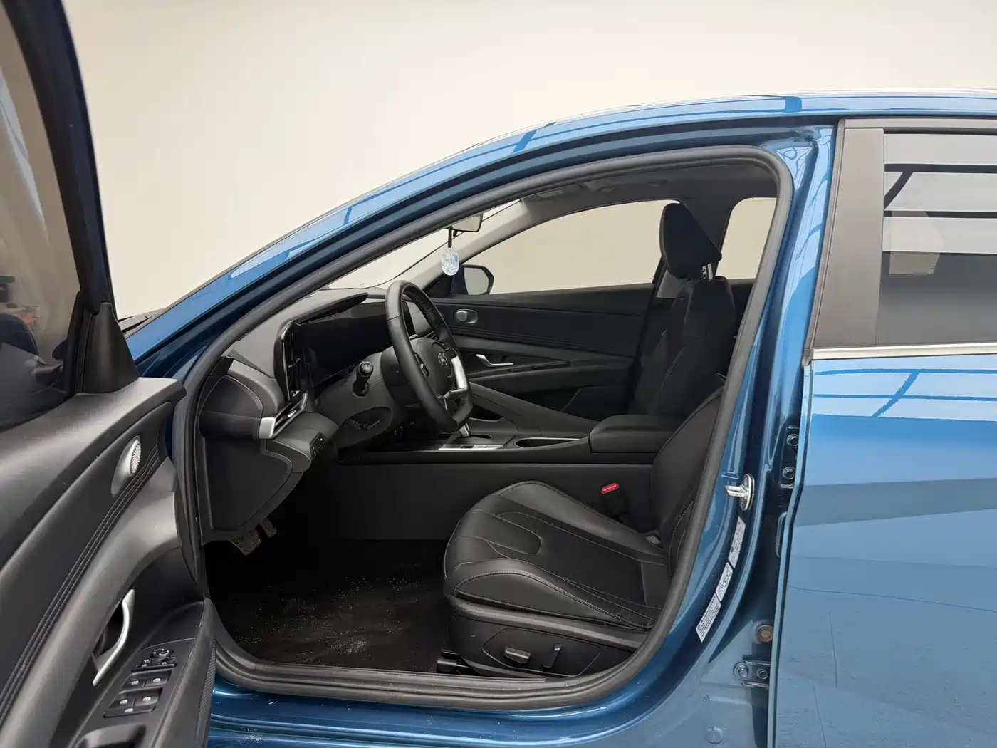 Hyundai Elantra 2022 1.5L CVT LUX Premium Edition фото 9