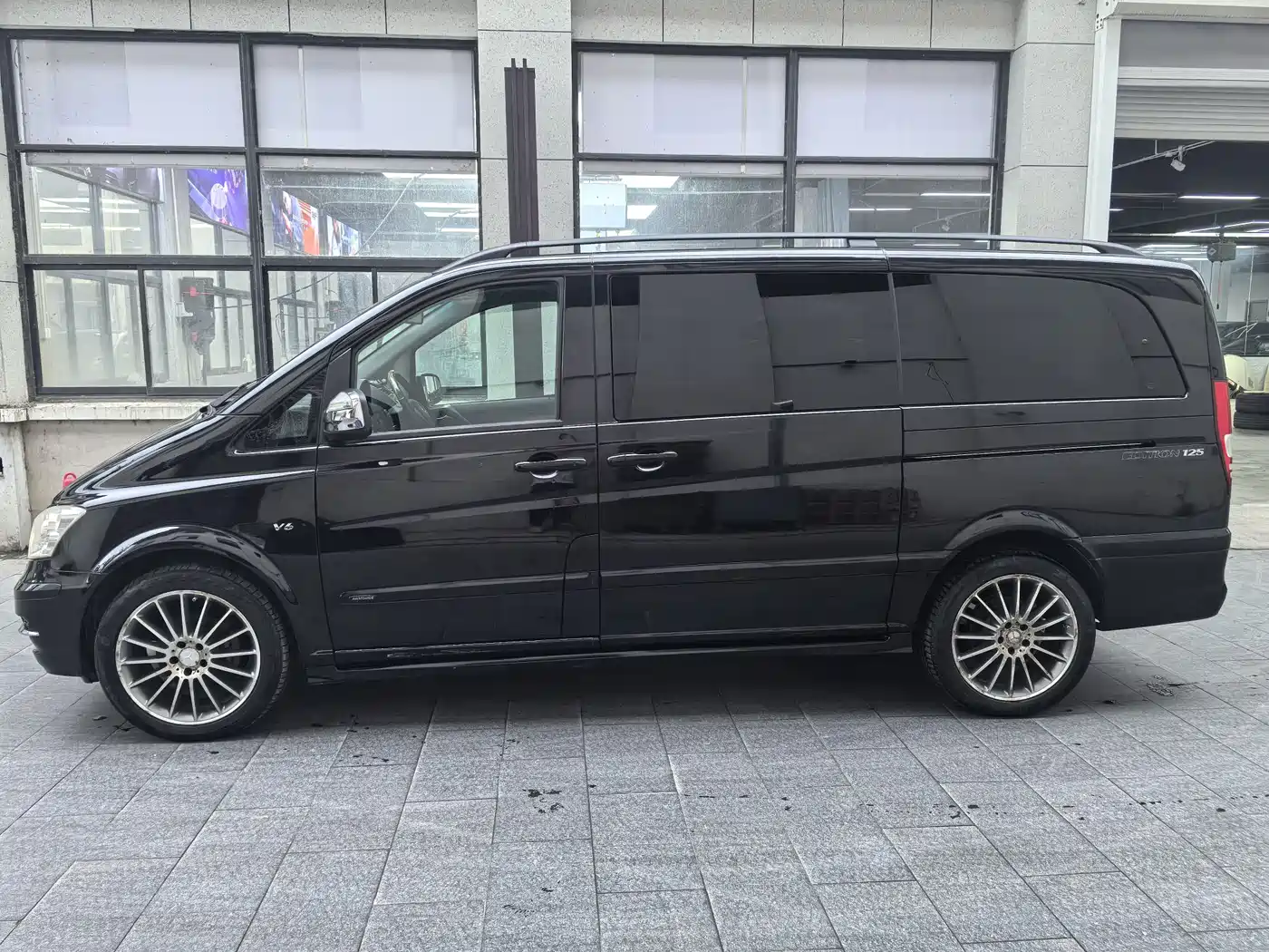 Mercedes-Benz Viano (Import) 2011 3.5L 125th Anniversary Edition 7-Seater фото 4