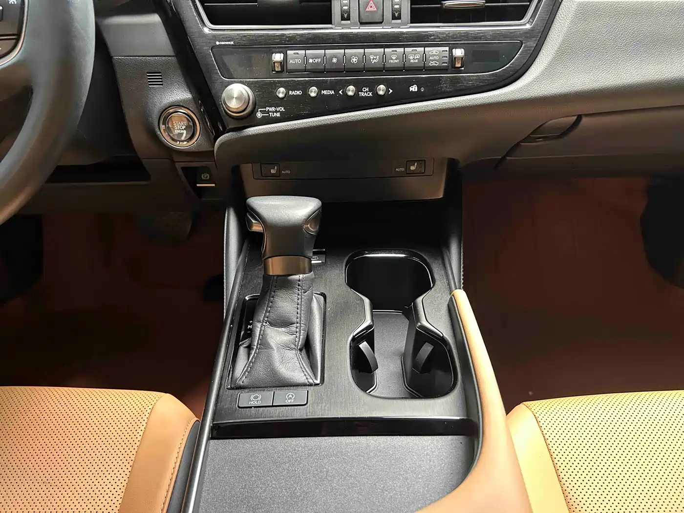 Фото 8 - Lexus ES