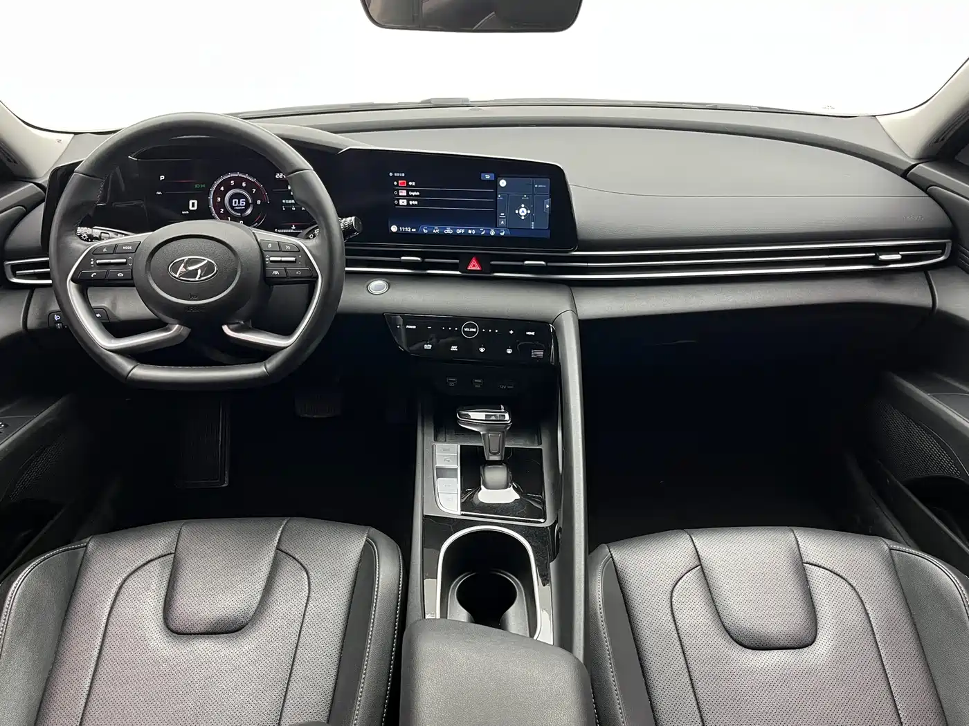 Hyundai Elantra 2022 1.5L CVT LUX Premium Edition фото 8