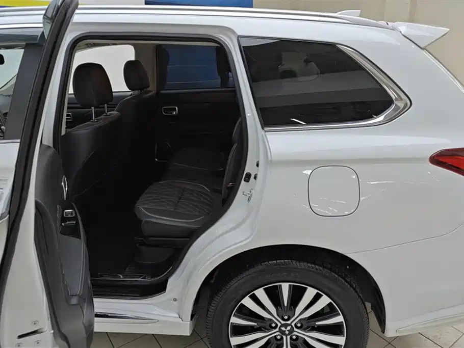 Mitsubishi Outlander 2021 2.4L 4WD Deluxe Edition 7-Seater фото 11