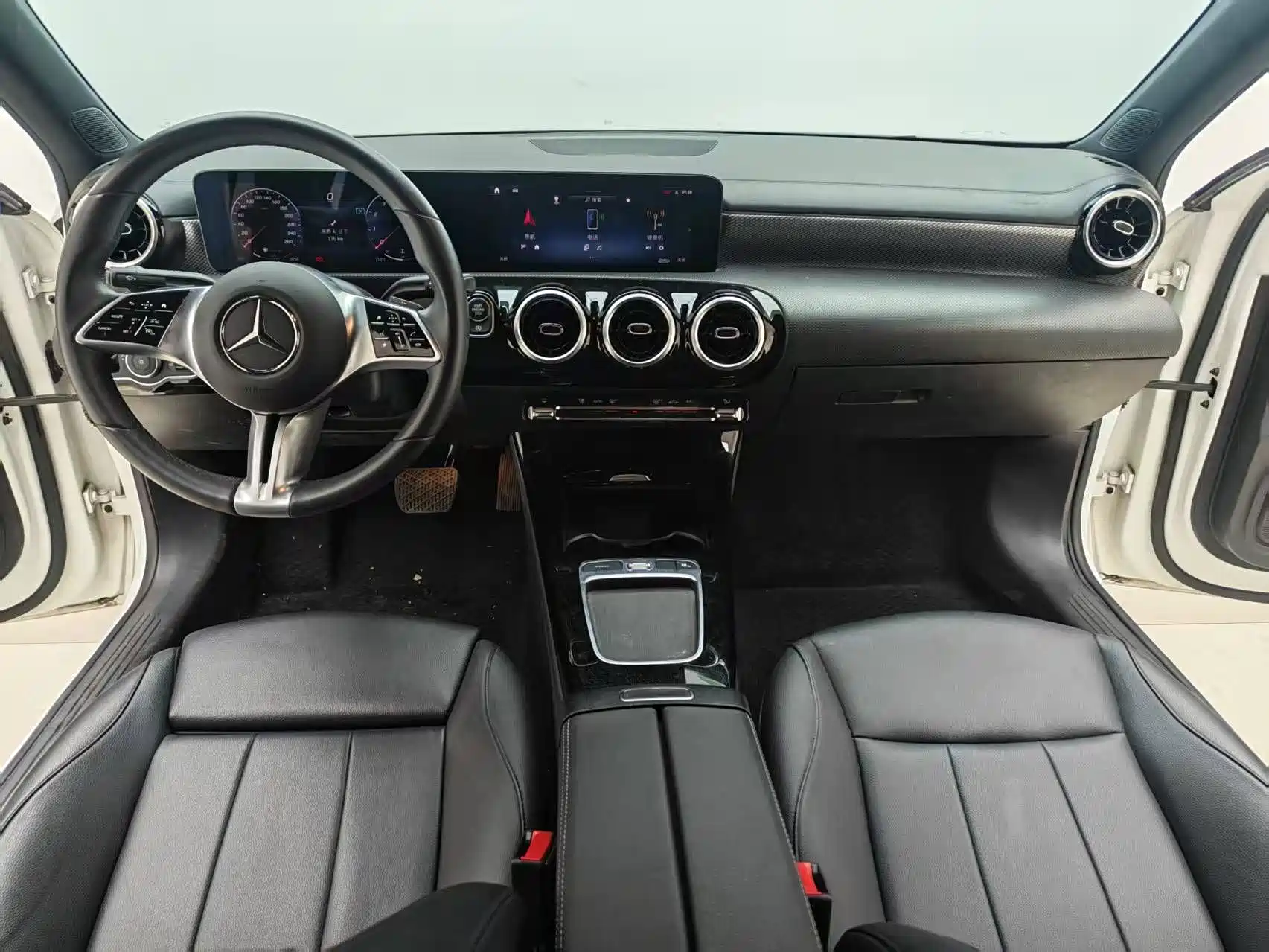 صورة 8 - Mercedes-Benz A-Class