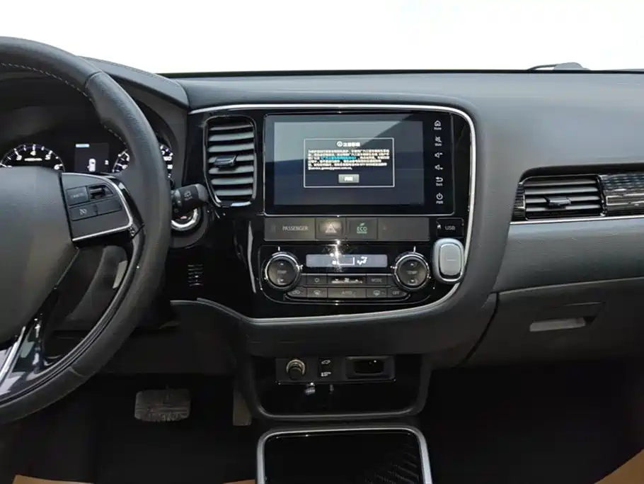 Mitsubishi Outlander 2021 2.4L 4WD Deluxe Edition 7-Seater фото 13