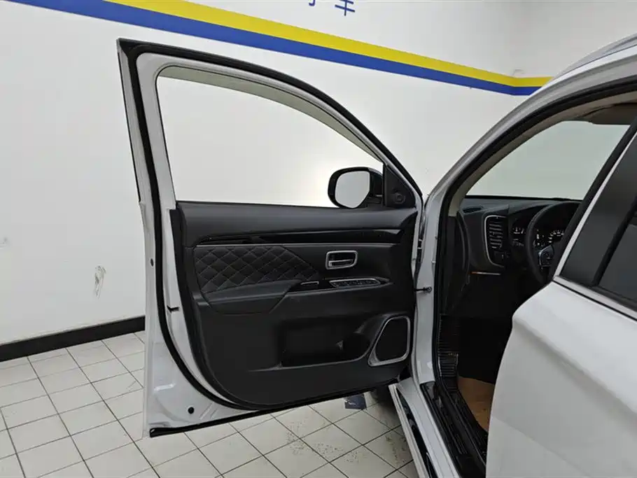 Mitsubishi Outlander 2021 2.4L 4WD Deluxe Edition 7-Seater фото 7