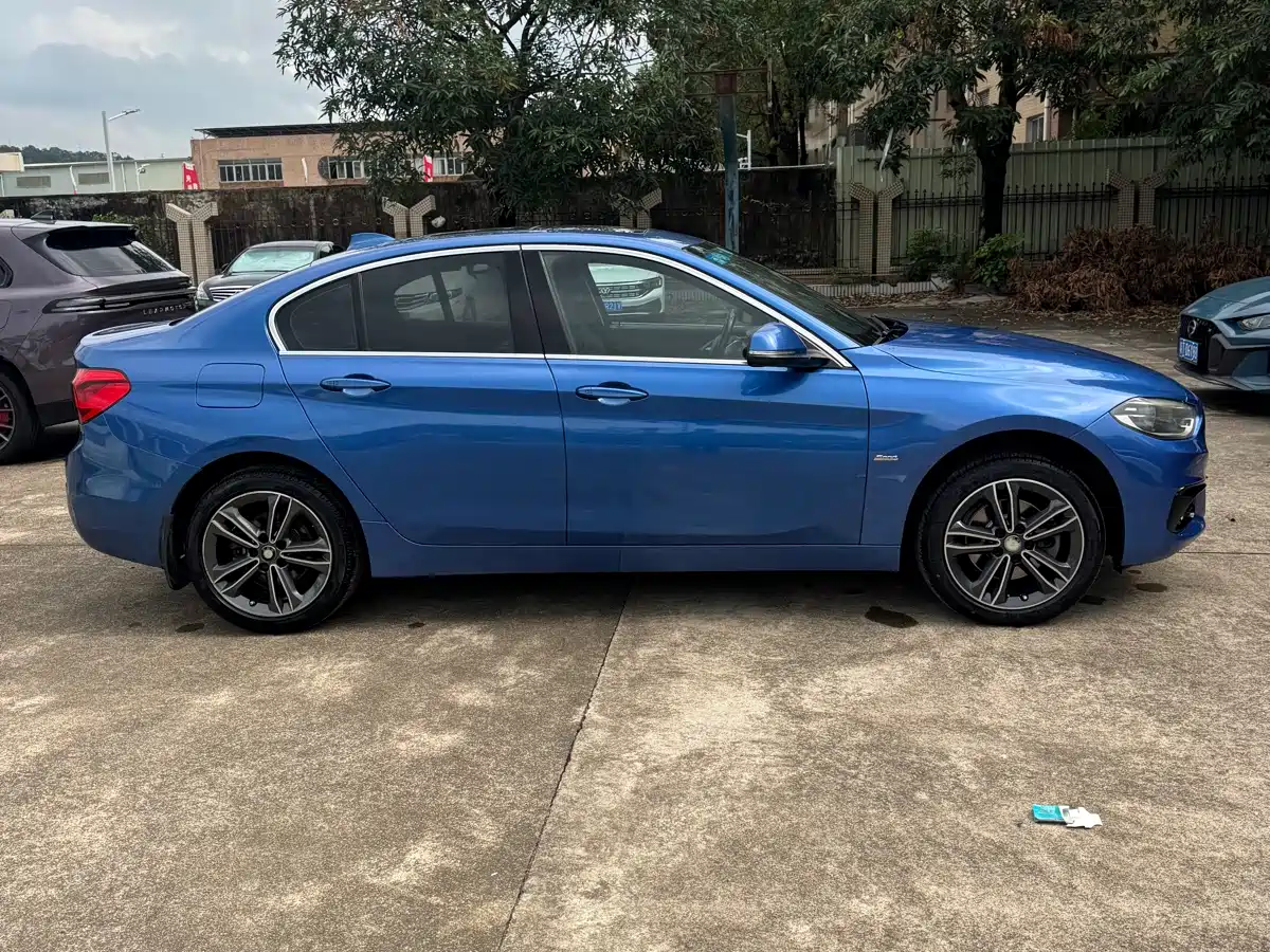 BMW 1 Series 2017 118i Sport фото 4