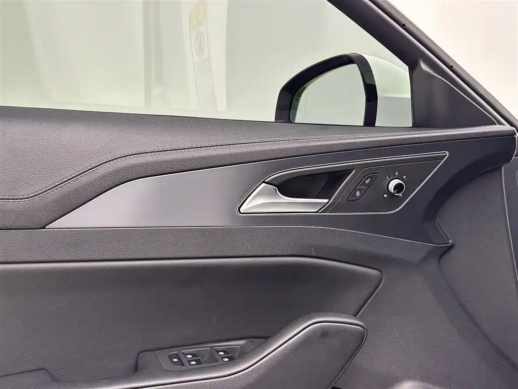Hongqi H5 2022 Classic Facelift 1.8T Automatic Smart Connect Flag Enjoyment Edition фото 13