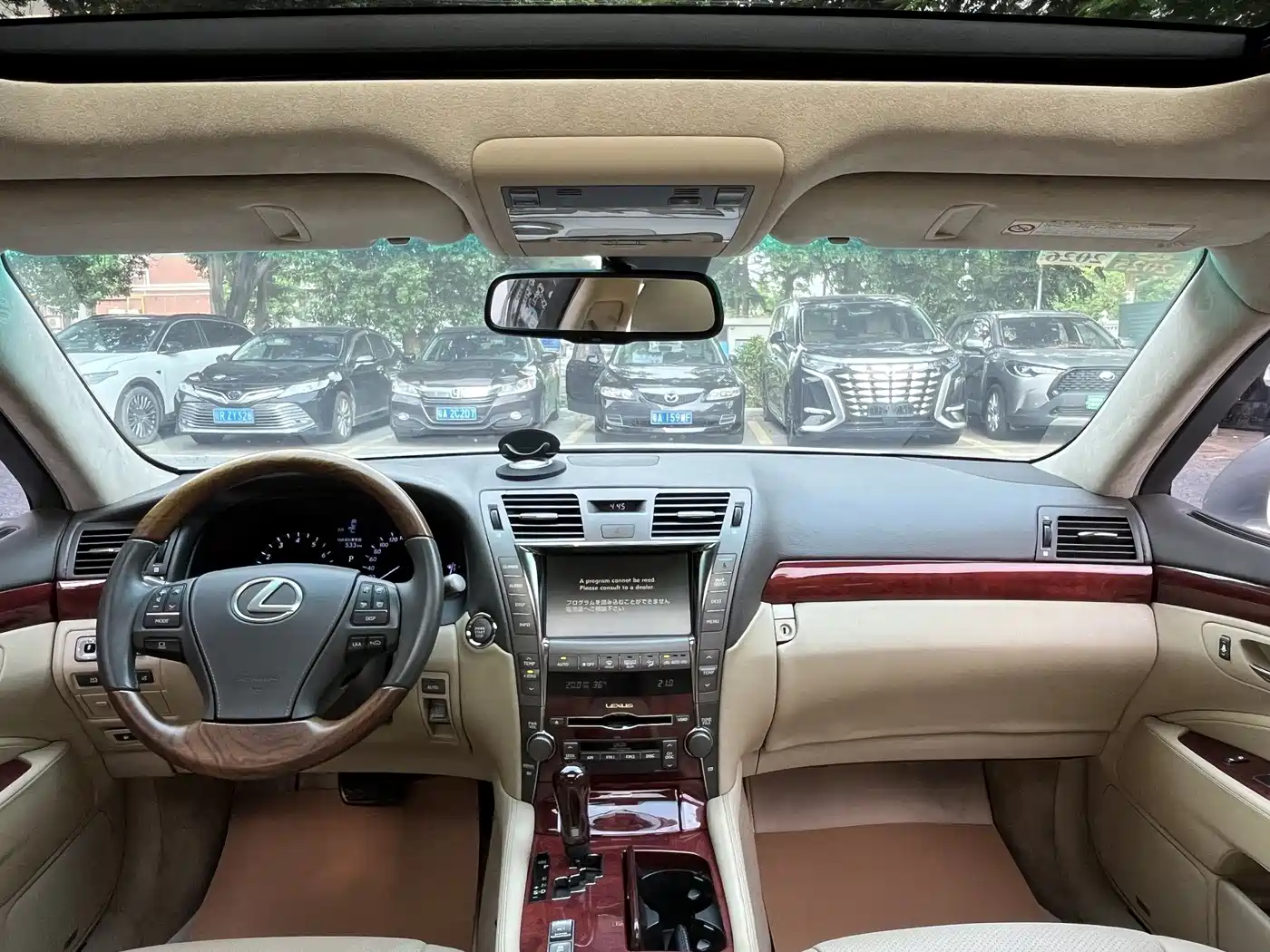 Фото 9 - Lexus LS