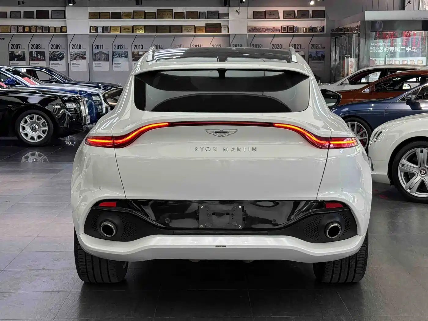ASTON MARTIN DBX