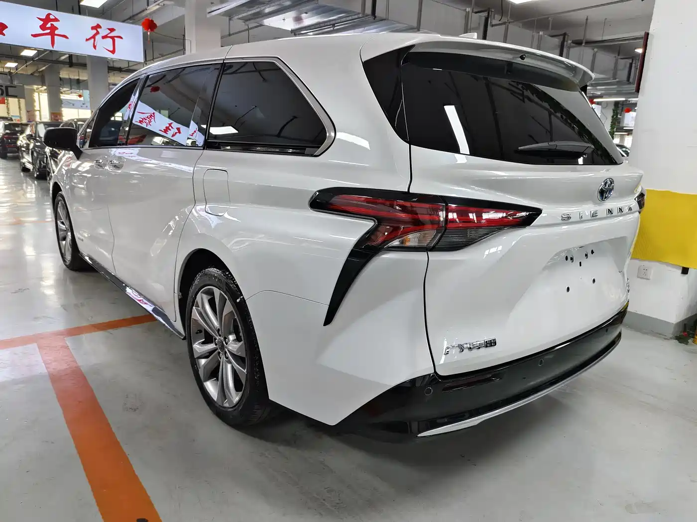 Toyota Sienna 2023 2.5L Hybrid Premium Edition фото 6