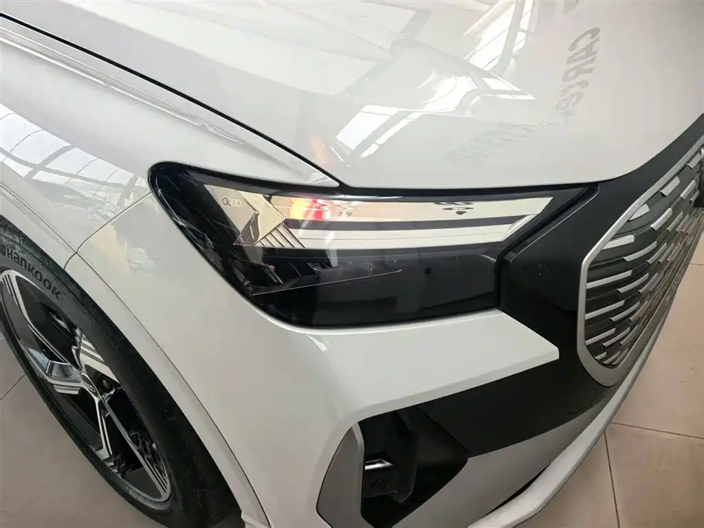 AUDI Q4 E TRON