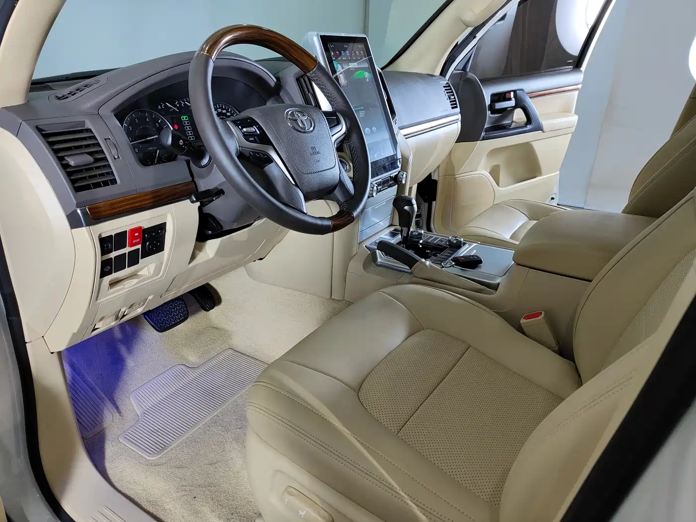Toyota Land Cruiser (Import) 2015 4.0L V6 Middle East Limited Edition фото 4