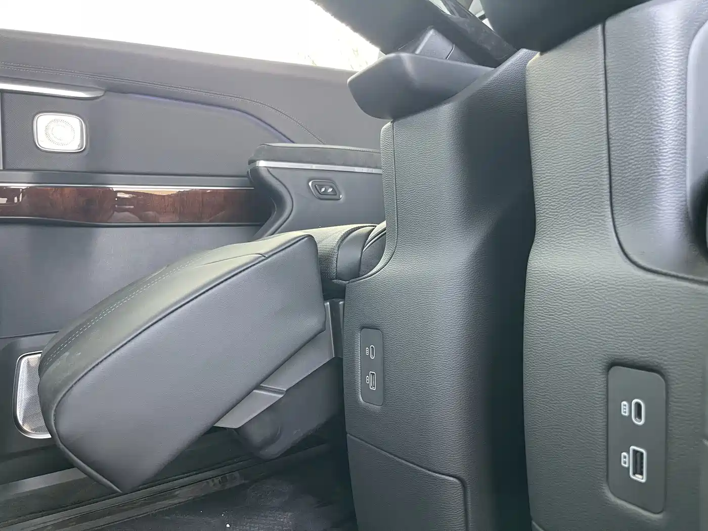 Hongqi HQ9 PHEV 2024 Model 2.0T AWD Luxury Edition фото 22