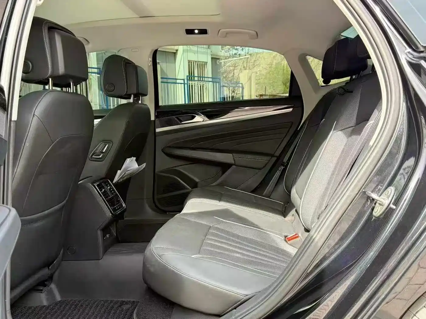Volkswagen Passat 2024 380TSI Starlight Luxury Edition фото 6