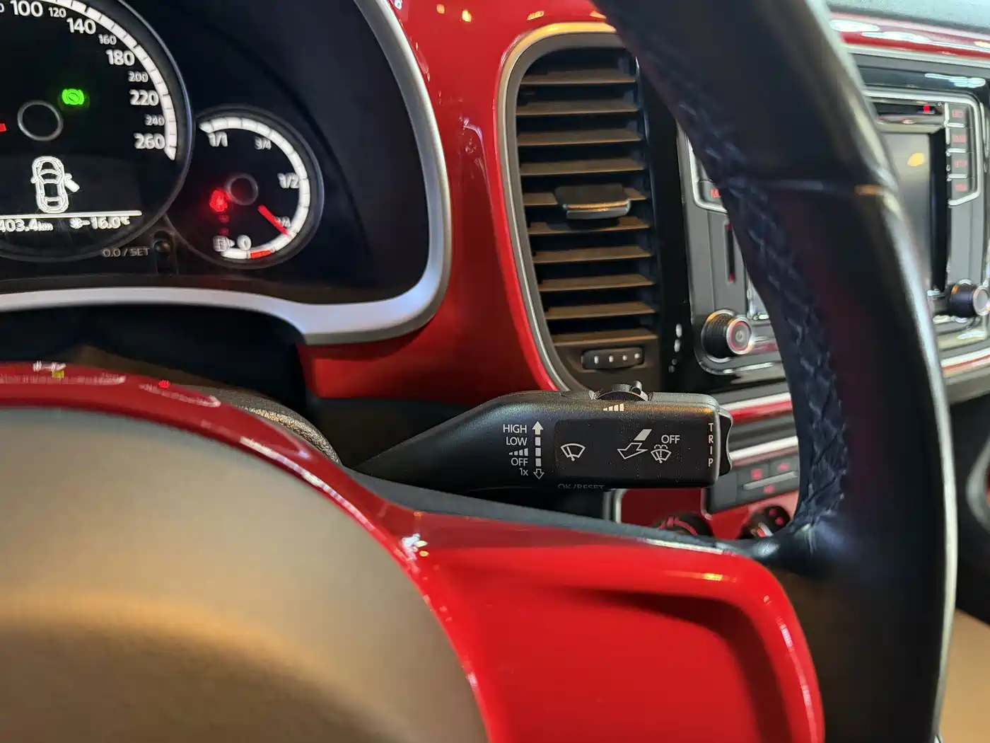 Volkswagen Beetle 2016 Model 180TSI Club Edition фото 16