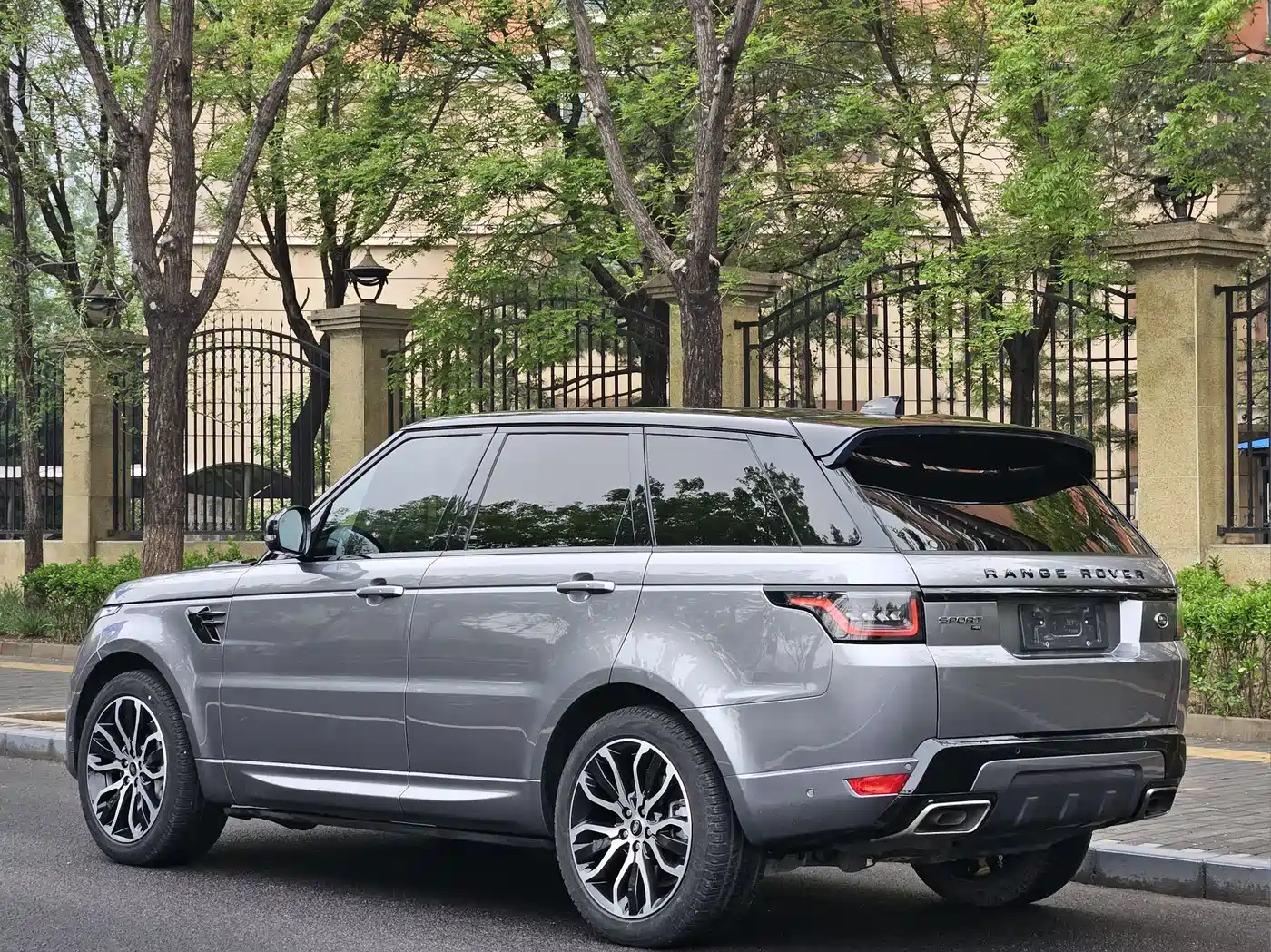 Land Rover Range Rover Sport 2021 3.0 L6 Gloss Black Edition фото 3