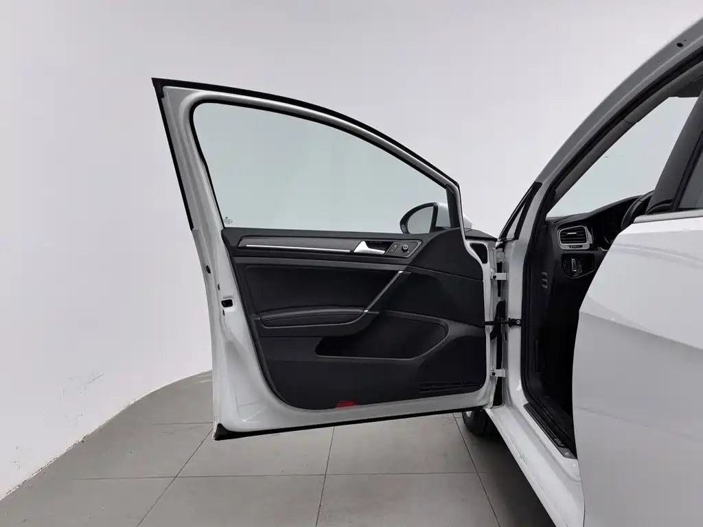صورة 8 - Volkswagen Golf
