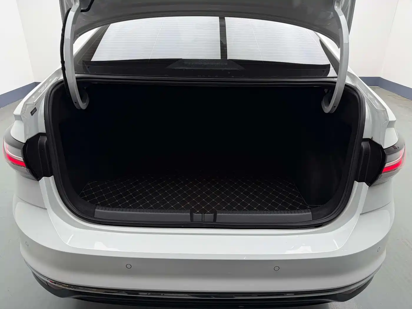 Volkswagen Lavida 2023 New Sharp 1.5L Auto Aspiration Edition фото 9