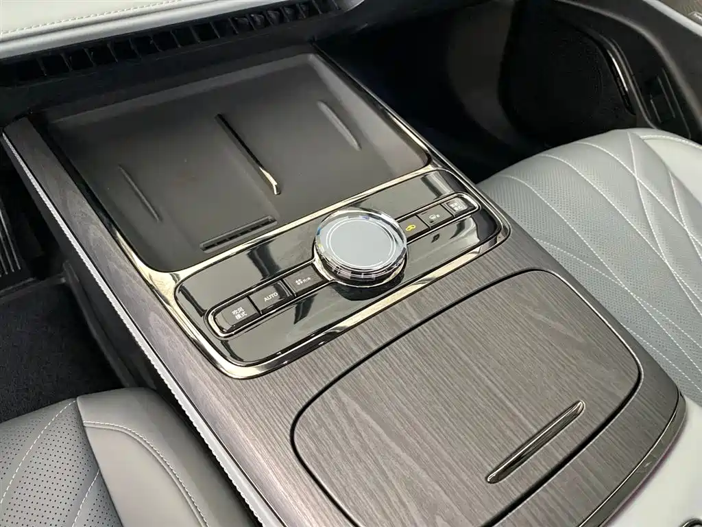 Geely Galaxy Galaxy E8 2025 700km Long Voyage Smart Drive Edition фото 10