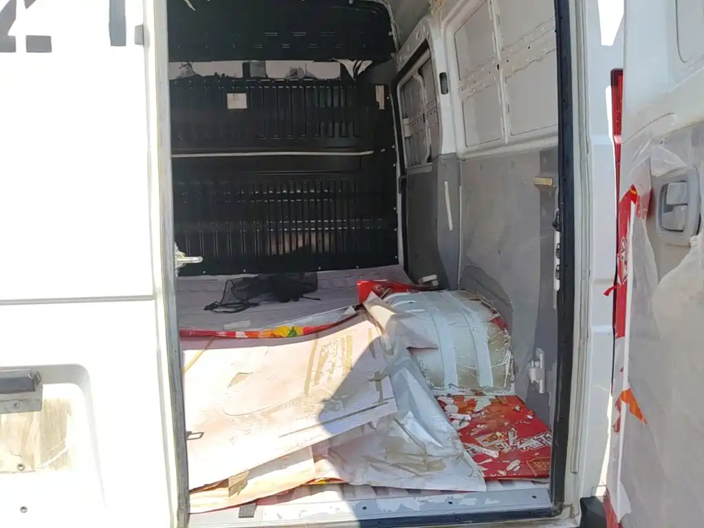 Iveco Daily 2024 2023 2.8T V35 Van Short Wheelbase Medium Roof Dual Tire Sliding Door 2-3 Seats