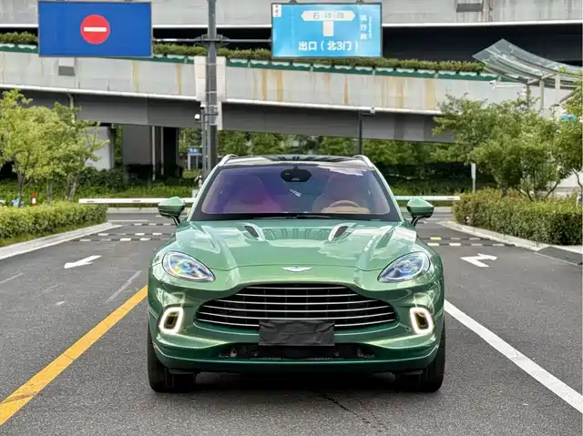 aston-martin dbx