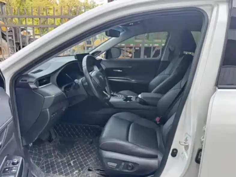 Toyota Venza 2023 2.0L CVT FWD Premium фото 2