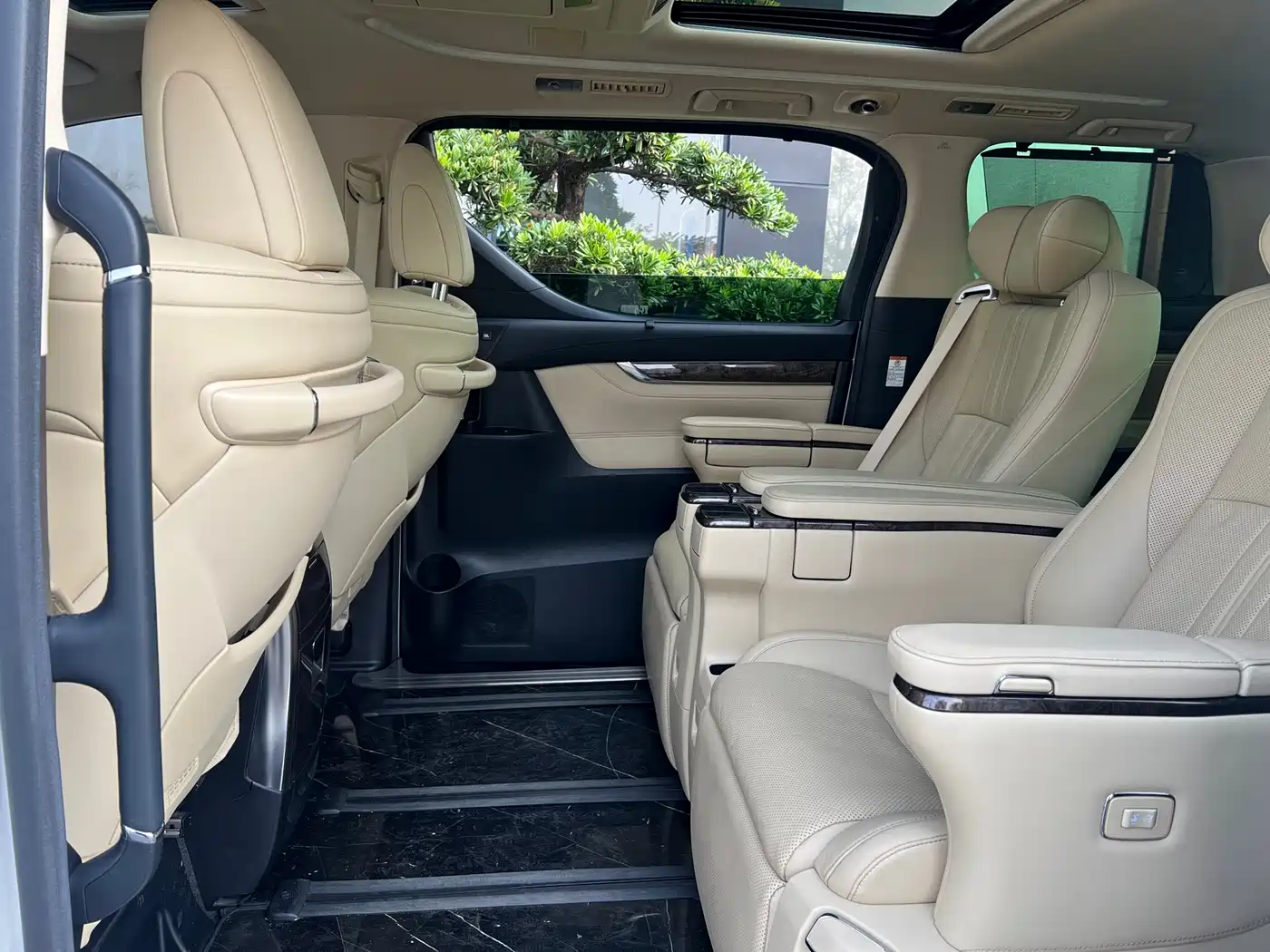 Toyota Alphard 2020 Hybrid 2.5L Premium Edition фото 4