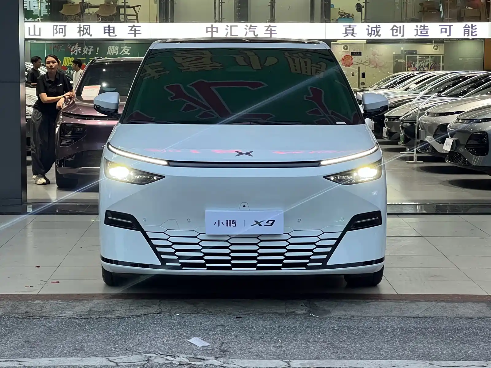 Фото 2 - XPeng X9