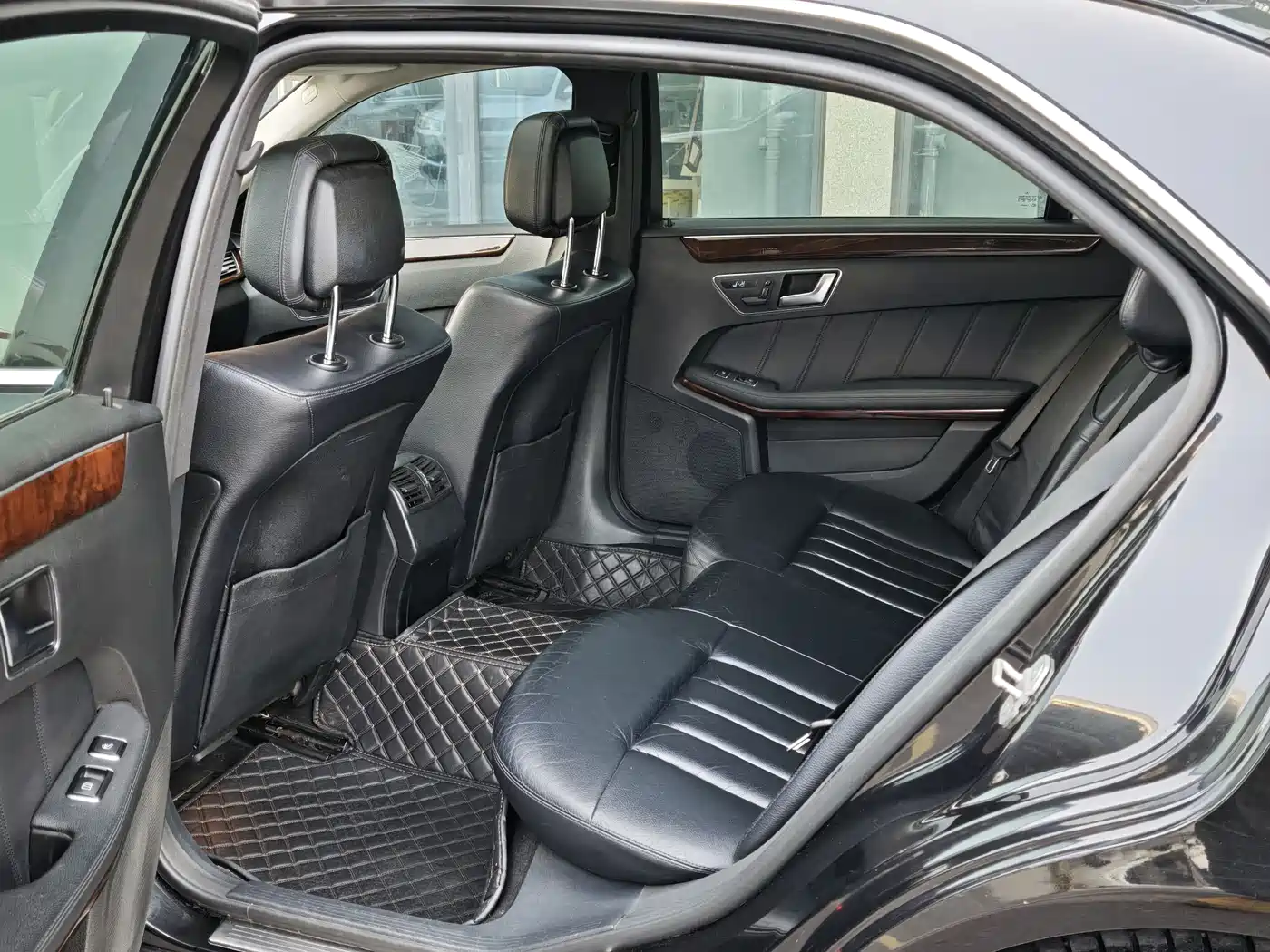 Mercedes-Benz E-Class 2012 E 300 L Elegance Model фото 5