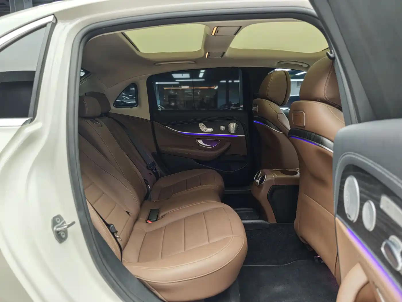 Mercedes-Benz E-Class 2020 E 300 L Sport Luxury Model фото 6