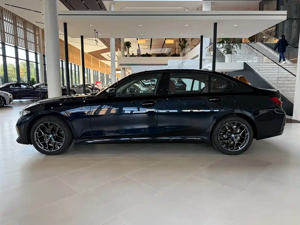 BMW 3 Series 2024 330Li M Sport Shadowline Package фото 2