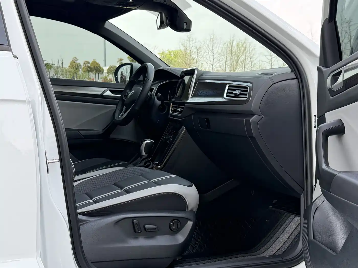 Volkswagen T-ROC 2024 300TSI DSG 2WD Morning Light Edition фото 10