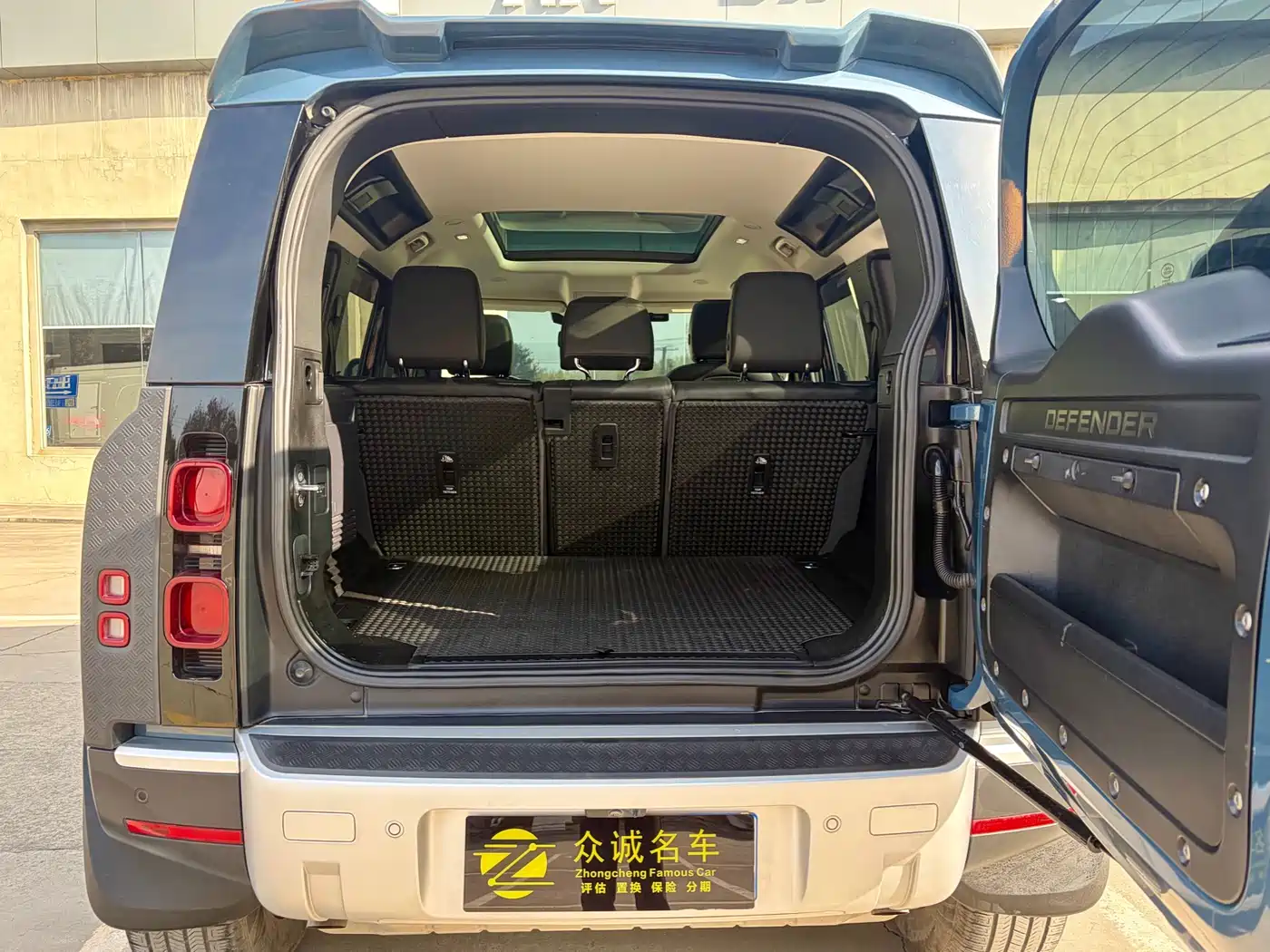 Land Rover Defender 2020 Model 110 P400 SE фото 16