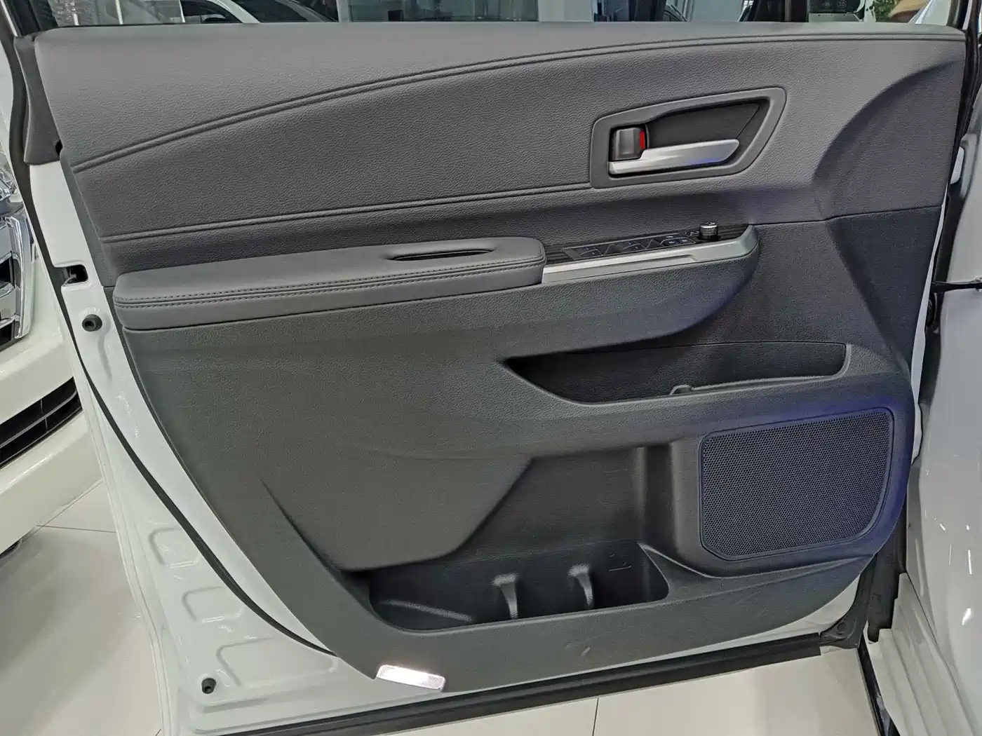 Toyota Sienna 2023 2.5L Hybrid Premium Edition фото 9
