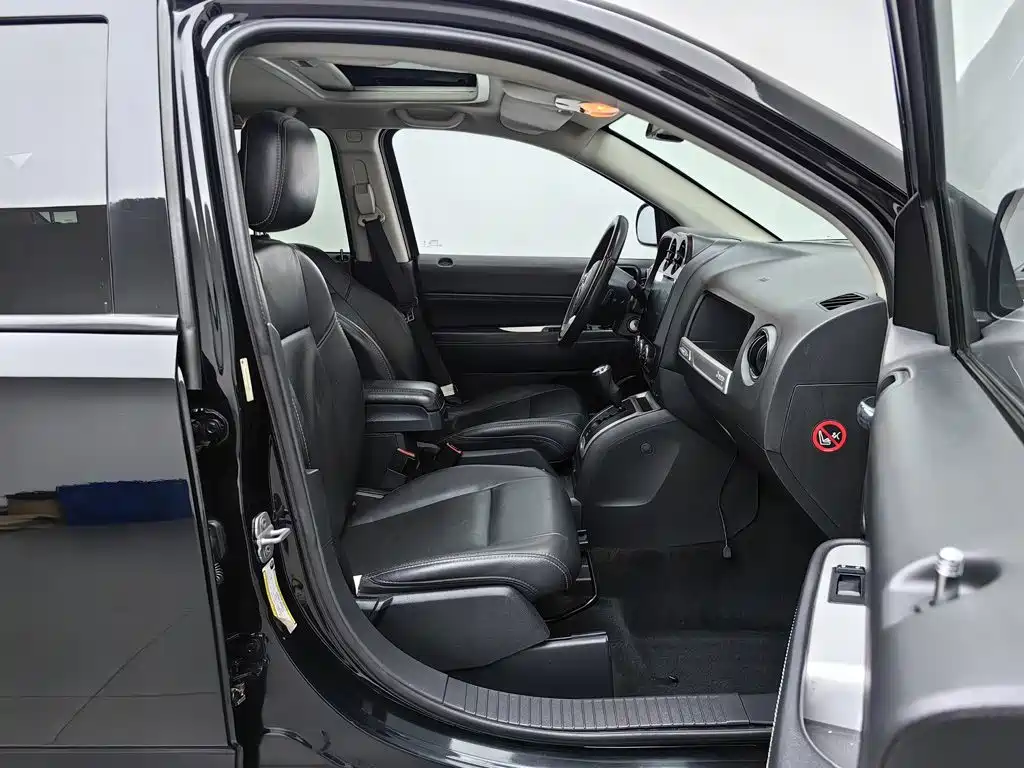 Photo 23 - Jeep Compass (Import)
